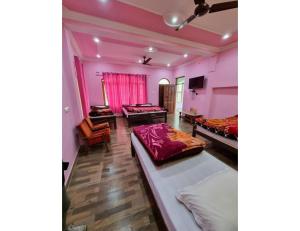 Hotel Kamet, Joshimath客房内的一张或多张床位