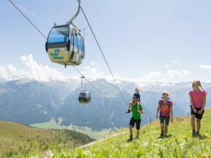 Hostia v ubytovaní Apartment in Bramberg am Wildkogel with balcony