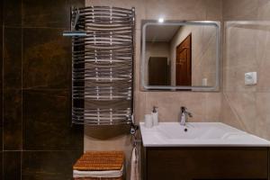 um banheiro com uma pia e um espelho em Casa Maisie Apartment no Burgau mais 25 fotografias