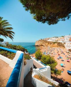 uma praia com um monte de pessoas e o oceano em Casa Maisie Apartment no Burgau