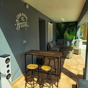 a room with a table and two stools at Casa Rural El Bressol in Barraca de Aguas Vivas