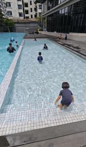 Bazén v ubytování ASTORIA AMPANG, 6Pax - Near KLCC, ZooNegara, AmpangPoint Mall nebo v jeho okolí