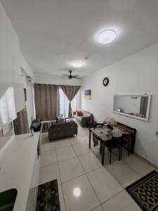TV a/nebo společenská místnost v ubytování ASTORIA AMPANG, 6Pax - Near KLCC, ZooNegara, AmpangPoint Mall