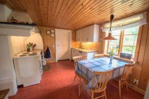 Una cocina y un comedor con mesa y sillas. en Huset Sörby - SWEEDS Loftahammar, en Loftahammar
