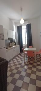kuchnia ze stołem i krzesłami w pokoju w obiekcie Casas y Patios de Sevilla w Sewilli