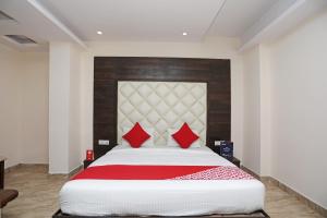 Postel nebo postele na pokoji v ubytování Super Hotel O Subhadra Residency