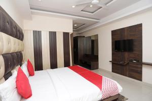 Postel nebo postele na pokoji v ubytování Super Hotel O Subhadra Residency