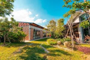 an exterior view of a house with a yard at ดิ อัยรารินทร์ in Ban Tha Thong (3)