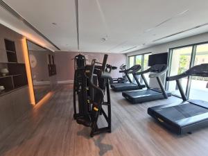 Fitness centrum a/nebo fitness zařízení v ubytování SUNRISE HOMES - New Luxury Flat next to Dubai Mall & Fountains