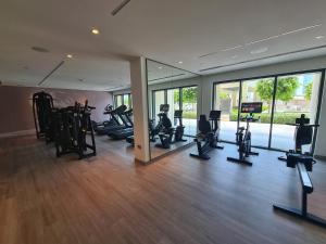 Fitness centrum a/nebo fitness zařízení v ubytování SUNRISE HOMES - New Luxury Flat next to Dubai Mall & Fountains