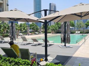 Bazén v ubytování SUNRISE HOMES - New Luxury Flat next to Dubai Mall & Fountains nebo v jeho okolí