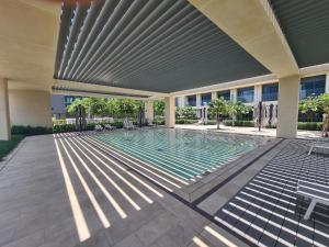 Bazén v ubytování SUNRISE HOMES - New Luxury Flat next to Dubai Mall & Fountains nebo v jeho okolí