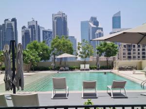 Bazén v ubytování SUNRISE HOMES - New Luxury Flat next to Dubai Mall & Fountains nebo v jeho okolí