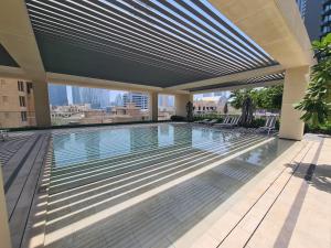 Bazén v ubytování SUNRISE HOMES - New Luxury Flat next to Dubai Mall & Fountains nebo v jeho okolí