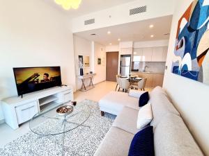 TV a/nebo společenská místnost v ubytování SUNRISE HOMES - New Luxury Flat next to Dubai Mall & Fountains