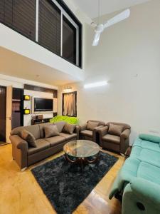 罗纳瓦拉Taj Villa with free Wifi的带沙发和咖啡桌的客厅