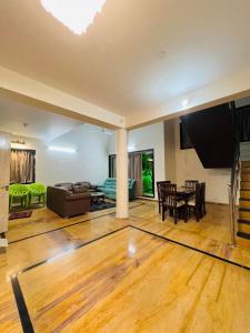 罗纳瓦拉Taj Villa with free Wifi的客厅里有一张沙发和一张桌子。