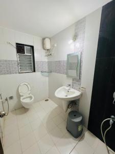 罗纳瓦拉Taj Villa with free Wifi的带马桶和水槽的浴室 更多9张照片