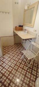 łazienka z umywalką i lustrem w obiekcie Casas y Patios de Sevilla w Sewilli