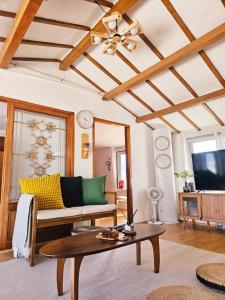 TV a/nebo společenská místnost v ubytování Udo Seaside House