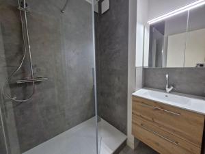 Kúpeľňa v ubytovaní APPARTEMENT T2 LES BECS RDC