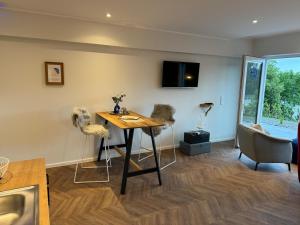 a living room with a table and chairs and a television at #8 Ommi Kese See-Suite FD Sauna Hund Terrasse in Olpe