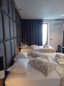 Postel nebo postele na pokoji v ubytování Blue Bay Hotel