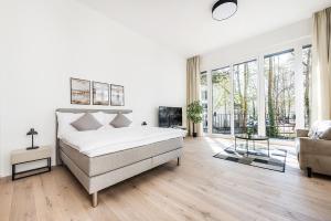 克罗伊茨林根DESIGN-STUDIO 1 !Gratis Parken, Free Parking!的一间带床和沙发的白色卧室