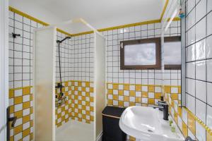 y baño blanco y amarillo con lavabo y ducha. en El Granero, en Moya 26 fotos más