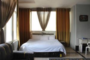 Clock Tower Hotel客房内的一张或多张床位