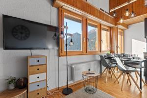 Uma TV ou centro de entretenimento em Superbe studio avec une vue magnifique