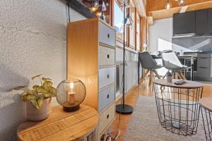 ein Zimmer mit einem Tisch und Stühlen in einer Küche in der Unterkunft Superbe studio avec une vue magnifique in Leytron