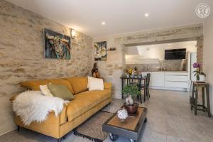A kitchen or kitchenette at Gite l 'Eternelle