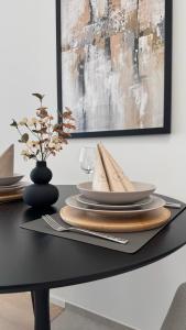 a table with plates and napkins on top of it at DESIGN-STUDIO 3 !Gratis Parken, Free Parking! in Kreuzlingen +3 photos