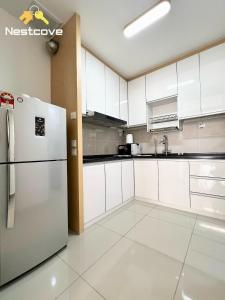 Kuchyň nebo kuchyňský kout v ubytování Bali Residence & Suites By Nestcove