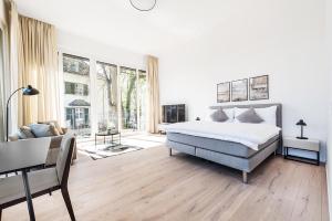 克罗伊茨林根DESIGN-STUDIO 4 !Gratis Parken, Free Parking!的一间带床和沙发的白色卧室