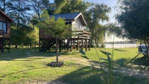 ein Haus mit einem kleinen Baum davor in der Unterkunft Reserva Otto in Zárate