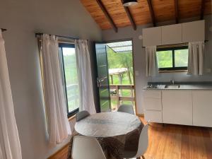 eine Küche mit Tisch und Stühlen in einem Zimmer in der Unterkunft Reserva Otto in Zárate