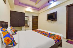 Postel nebo postele na pokoji v ubytování FabHotel Crystal Inn II - Paldi Char Rasta