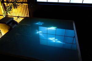 大阪KONJAKUSO Osaka Bentencho "HIKARIYUYA" Projection M apping SPA的一张桌子上灯的蓝色屏幕