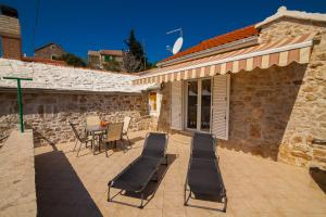 Dubas Studio Apartment في بول: فناء مع كرسيين لصالة وطاولة