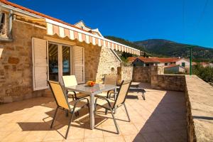 Dubas Studio Apartment في بول: طاولة وكراسي على فناء المنزل