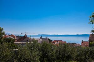 Dubas Studio Apartment في بول: اطلالة على البحيرة من المدينة