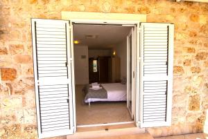 Dubas Studio Apartment في بول: باب مفتوح لغرفة نوم مع سرير +13 صورة