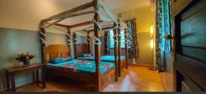Un dormitorio con dos literas en una habitación. en Gold villa2, en Diani Beach