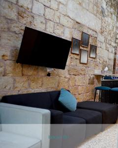 TV i/ili multimedijalni sistem u objektu KazaCasa Guesthouse Batroun