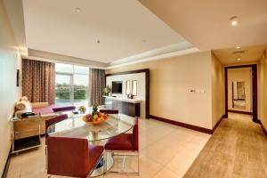 TV a/nebo společenská místnost v ubytování Copthorne Hotel Dubai