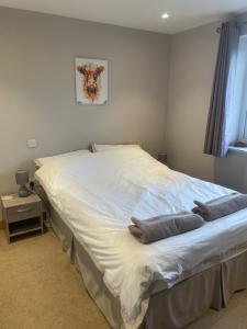 Una cama en un dormitorio con dos toallas. en Newark lane, en Ripley