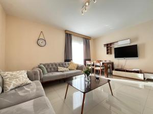 TV a/nebo společenská místnost v ubytování Lotus REZİDANCE