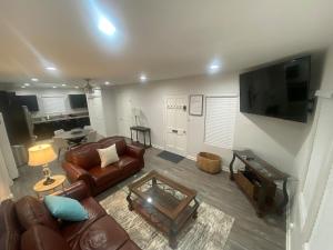 Телевизор и/или развлекательный центр в BonVoyage-Sleep&Sail Overnight Stays-Sleeps 6-8